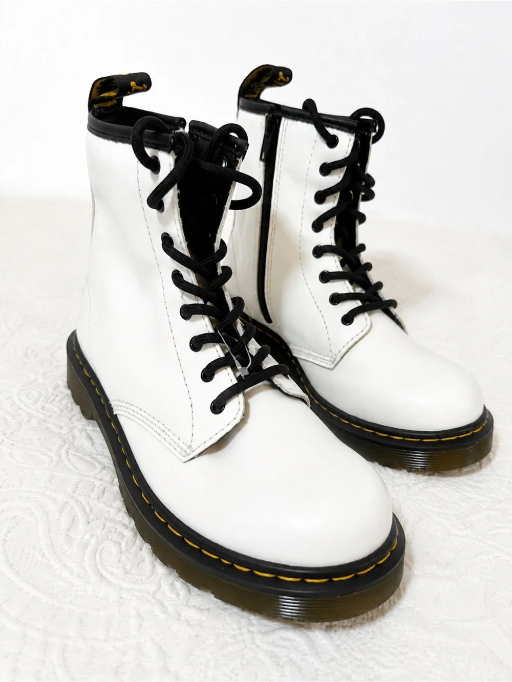 Dr. Martens White Leather 8-Eye Lace-Up Combat Boots with Black Laces NWOB sz 4Y
